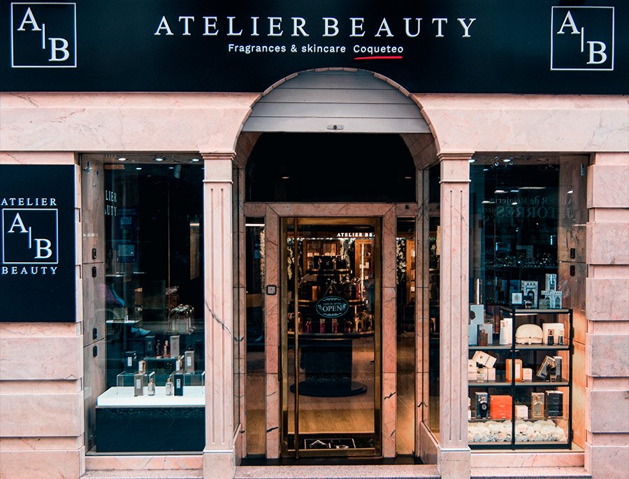 Fachada de la perfumería de nicho Atelier Beauty en Calle San Antón, Granada, especialista en perfumes árabes.