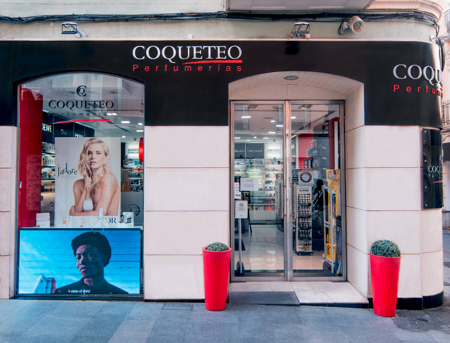 Tienda física Perfumerías Coqueteo en Calle Alhóndiga, centro de Granada, con escaparate de fragancias originales.
