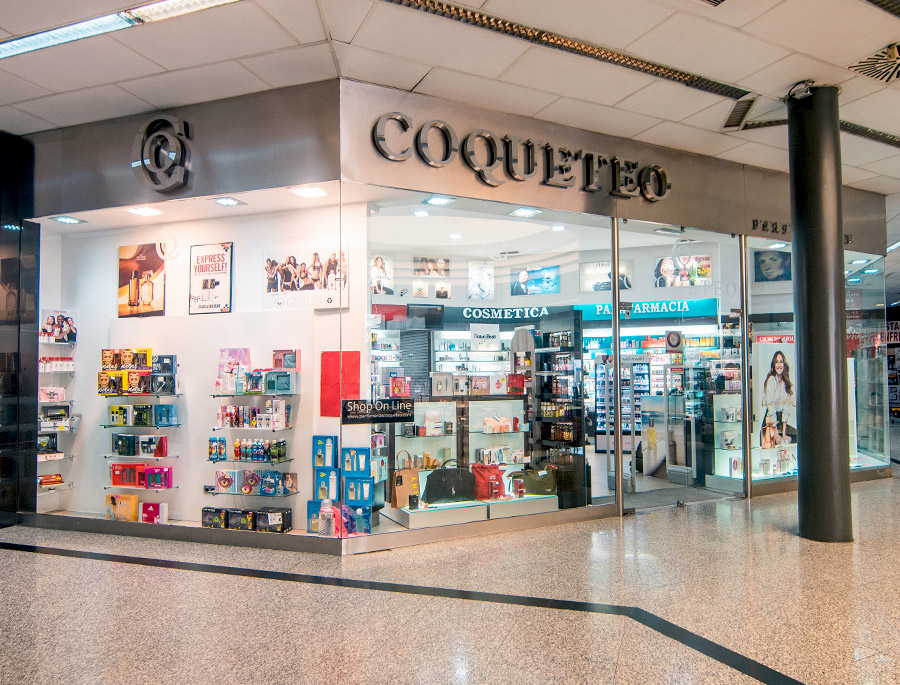 Interior de la tienda Perfumerías Coqueteo en el Centro Comercial Neptuno de Granada, distribuidores oficiales de perfumes árabes.