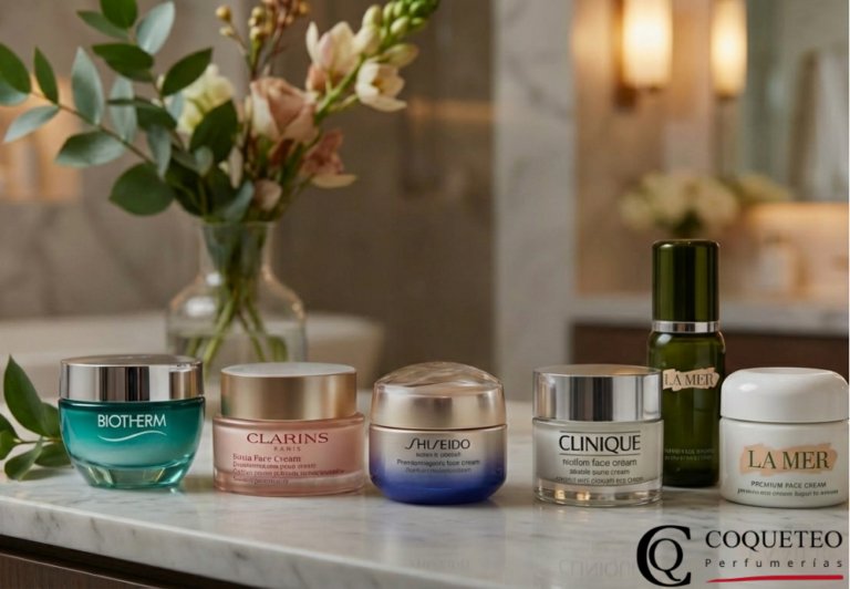 Selección de las mejores cremas hidratantes para la cara de 2026: Biotherm, Clarins, Shiseido, Clinique y La Mer en un ambiente de lujo.